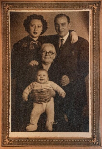 Zelda et Léon avec la mère de Léon, Rachel Eskenazi et Moshe Kases agé de quelques mois
